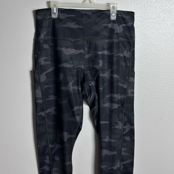 Athleta Women Athletic Camo Black Capri Leggings size 1X. - Picture 2 of 8